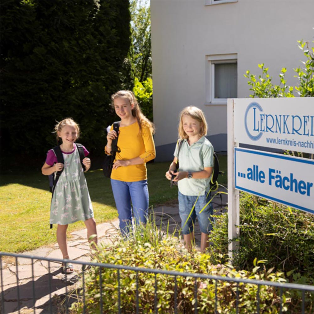 Schüler sind nach der Nachhilfe gut gelaunt und freuen sich, etwas gelernt zu haben.