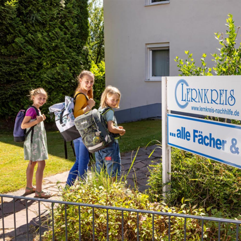 Eine Gruppe von Schülern geht zur Lernkreis-Nachhilfe.