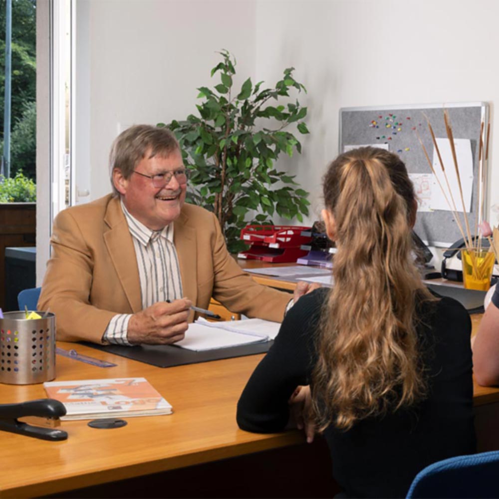 Dr. Uwe Merle berät Eltern für die Nachhilfe ihres Kindes.